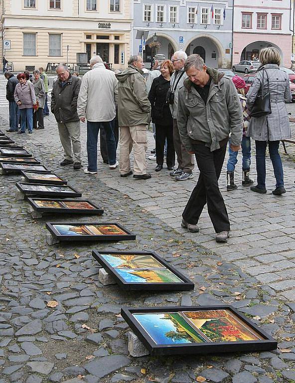 Na litoměřickém náměstí byly v sobotu fotky na dlažbě 