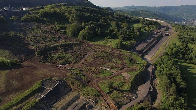 Z VÝŠKY. Díky krátkému letu bezpilotního vrtulníku geologové získali detailní mapy sesuvu na D8. Z nich mohou zjistit, kolik zeminy ujelo a jak se stále pohybuje. 