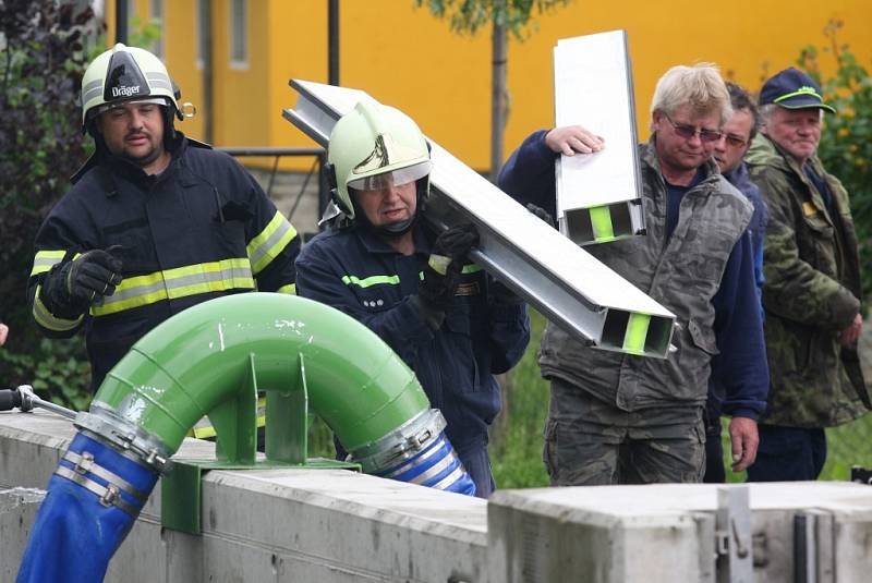 V Křešicích v neděli dopoledne začali stavět zábrany proti vodě