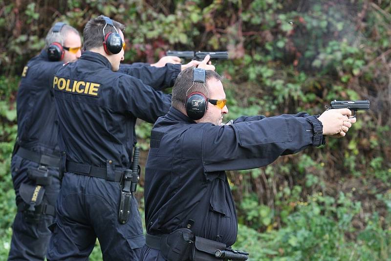 Trénink policistů na střelnici v Liběšicích.