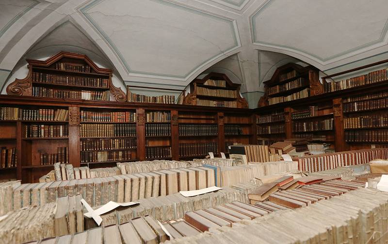 Vůně starých knih. Lada Hlaváčková představuje interiéry biskupské knihovny.