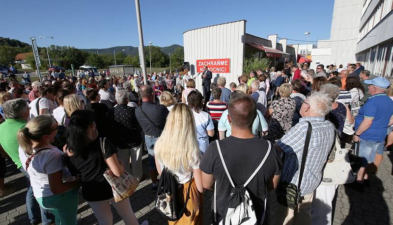 Na další demonstraci proti prodeji Městské nemocnice v Litoměřicích dorazil i ministr zdravotnictví Adam Vojtěch.