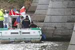 POTÁPĚČI ze Záchranné vodní služby za asistence Poříčního oddílu Policie ČR kontrolovali pod vodou okolí pilířů Tyršova mostu, za dva týdny by se měla vodoteč vyčistit. 