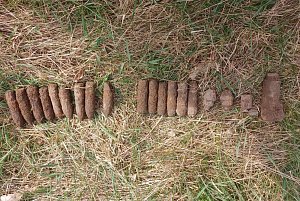 Na Bohušovicku se nedaleko polní cesty našlo patnáct granátů.