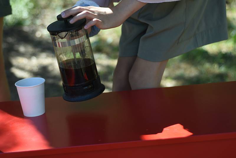 Káva, která potěšila, podávaná v roudnickém parku
