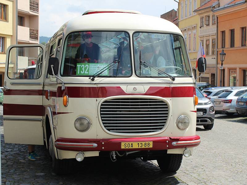 Se začátkem letních prázdnin se cestující mohou svézt historickým autobusem Škoda 706 RTO mezi Úštěkem a Zubrnicemi.