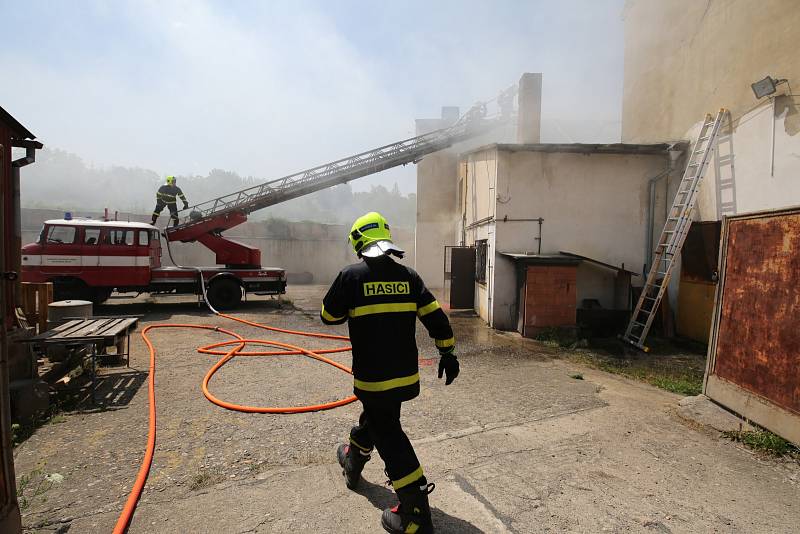 Požár střechy školních dílen v Roudnici