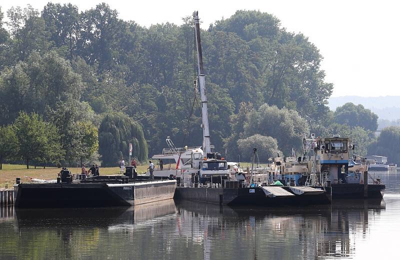 Vyprošťování potopené jachty v Roudnici nad Labem