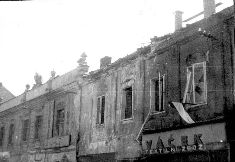 Jihozápadní strana náměstí po bombardování