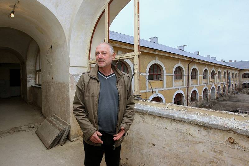 Průvodcem na staveništi rekonstrukce bývalých dělostřeleckých kasáren nám byl Robert Czetmayer, vedoucí odboru rozvoje, stavby a správy majetku Městského úřadu Terezín.