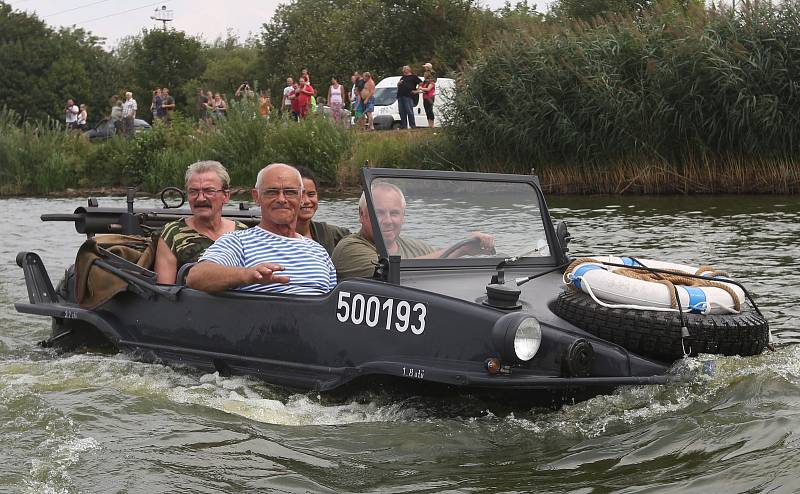 Lidé se kochali vojenskou technikou na jezeře.