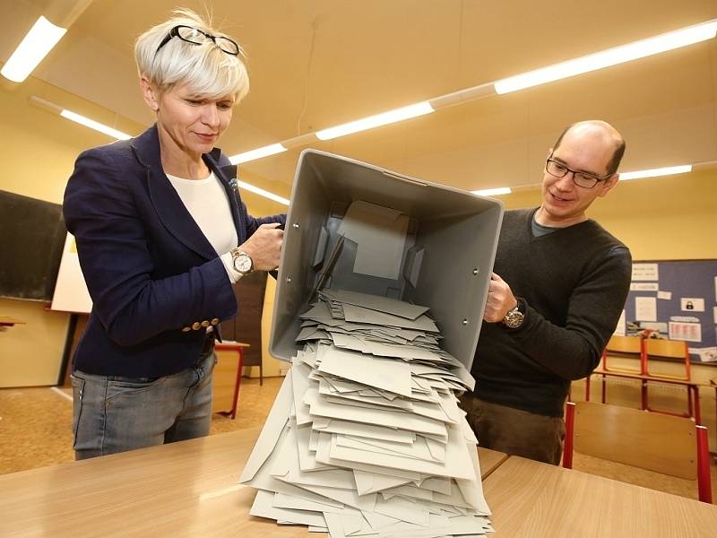 Sčítání hlasů ve volební místnosti v litoměřické ZŠ Máchova