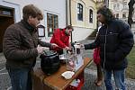 POCHUTNALI SI a přispěli. Na rybí polévku připravenou v roudnické Zámecké restauraci se o Štědrém dnu zastavily desítky lidí.