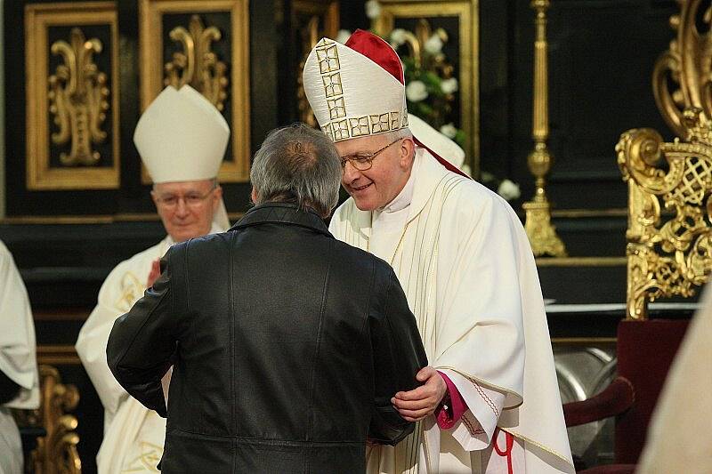 Litoměřický starosta Ladislav Chlupáč blahopřeje novému biskupovi.