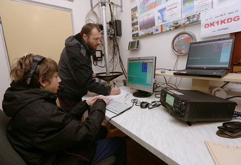 RADIOAMATÉŘI ve svém středisku u Chotěšova. Objekt patřil armádě, později jej převzala obec. 