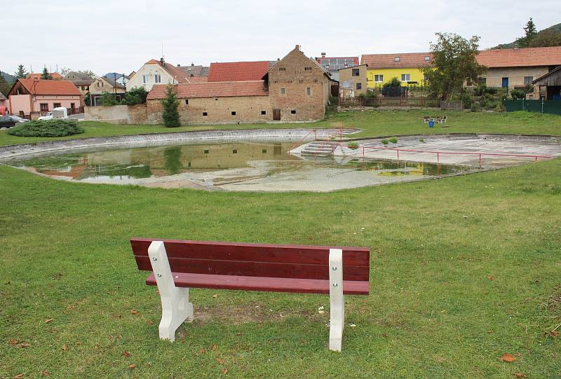 Obec Podsedice leží na jihovýchodním úpatí Českého středohoří zhruba devět kilometrů od Lovosic. Žije tam asi 664 lidí.