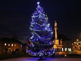 O víkendu se rozsvítí vánoční stromy v několika městech okresu. Nejinak tomu bude i v Libochovicích, kde měli vloni takto nazdobený strom.