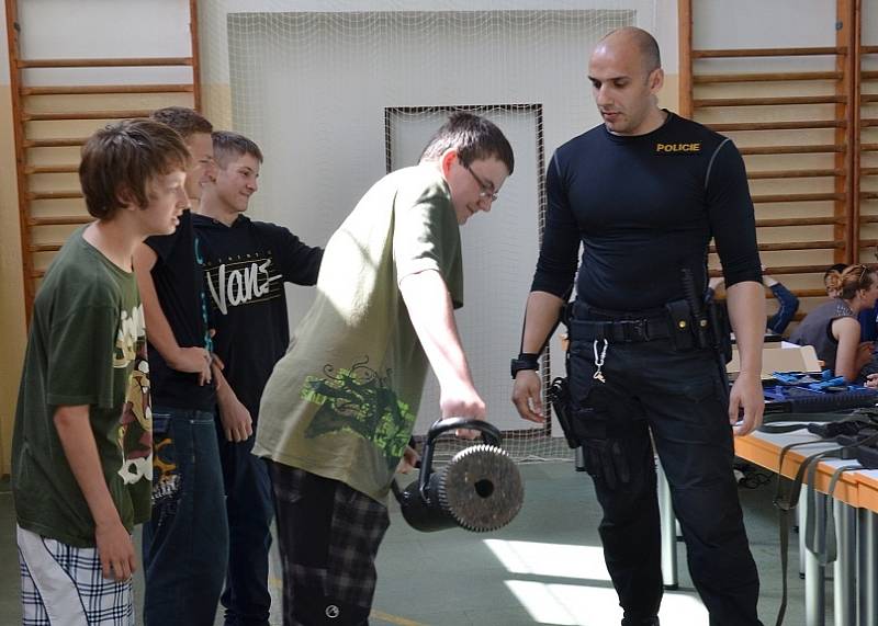 Ukázky policejní práce a prevence zaujaly žáky ze základní školy Antonína Baráka v Lovosicích.