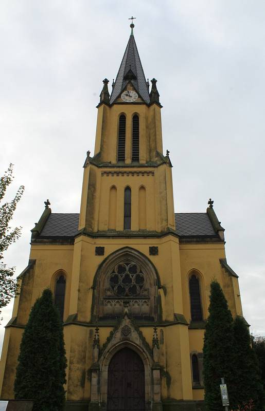 Kostel Narození Panny Marie je dominantou obce. Pravidelně se tam koná Noc kostelů nebo adventní koncerty.