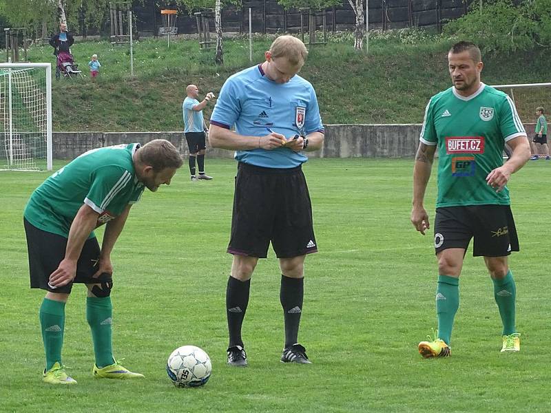 První s druhým. To byl zápas okresního přeboru Pokratice (v zeleném) - Libotenice. Domácí svého soka smetli 6:0. Fotbalisté Pokratic ilustrační