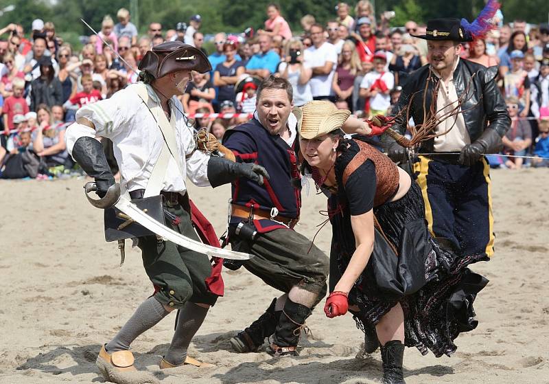 Na 130 šermířů z 15 skupin v sobotu dobývalo jezero Chmelař