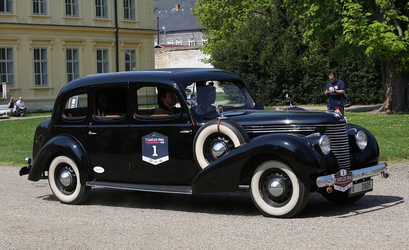 Zámek v Ploskovicích se stal svědkem průjezdu 4. ročníku setinové rallye historických vozidel