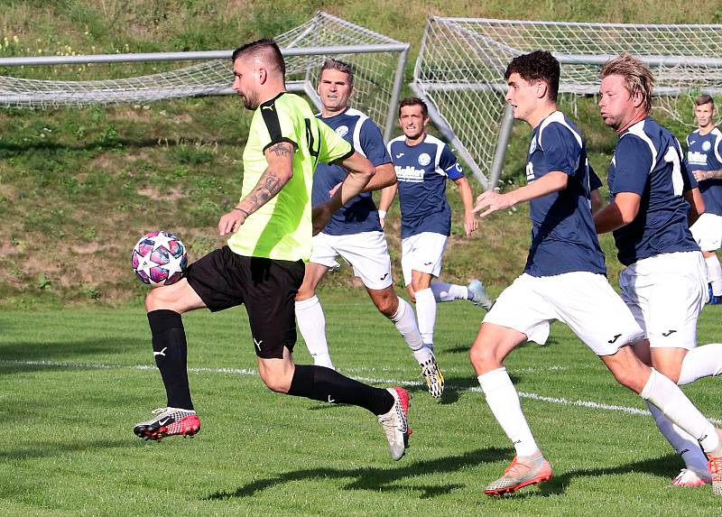 Krajský přebor. Fotbalisté SK Brná (zelenočerní) prohráli s ASK Lovosice (modrobílí) 1:2.