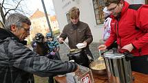 POCHUTNALI SI a přispěli. Na rybí polévku připravenou v roudnické Zámecké restauraci se o Štědrém dnu zastavily desítky lidí.