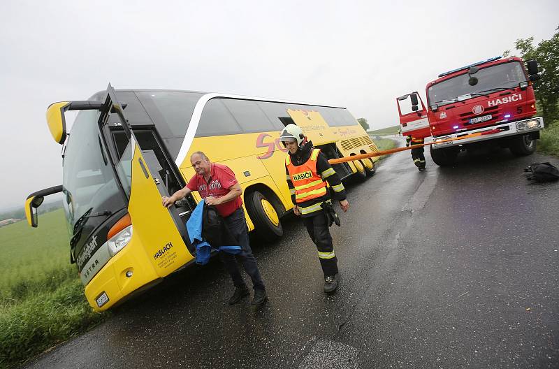 Nehoda autobusu u Roudnice nad Labem.