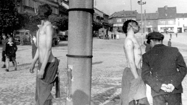 UNIKÁTNÍ FOTOGRAFIE z konce války v Roudnici. Na snímku jsou oběšení mladí SSmani, kteří se odmítli vzdát. 
