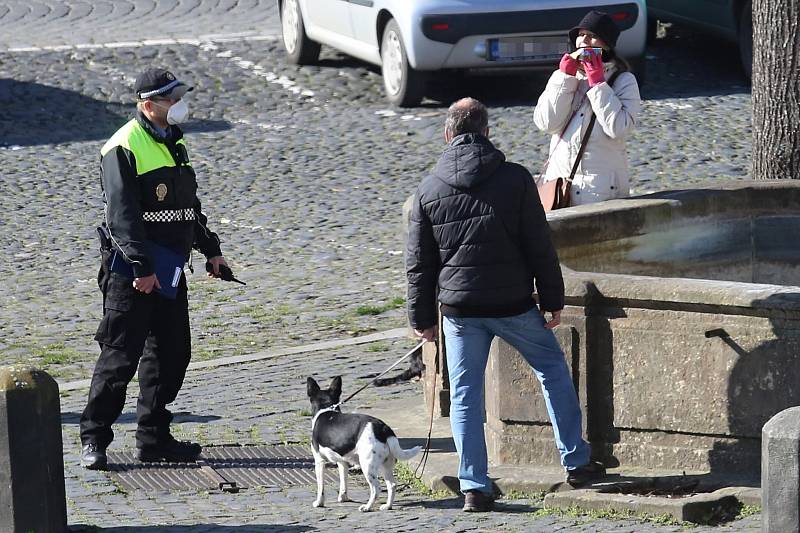 Litoměřičtí strážníci občas narazí na někoho, kdo buď nemá nasazenou roušku a nebo ji nenosí jak má.