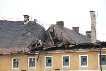 V Terezínských Žižkových kasárnách se po deštích propadla další část střechy. Tentokrát spadla střecha v části nalevo od minulého propadu.