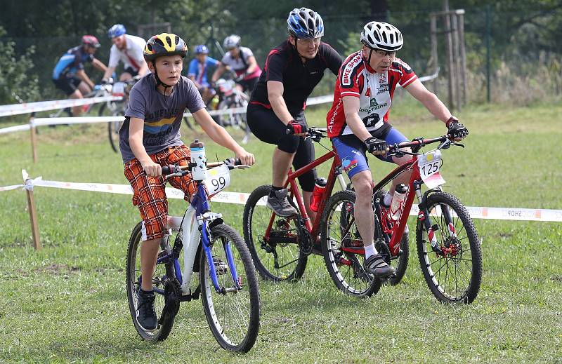 Start cyklistického závodu Okolo komína.