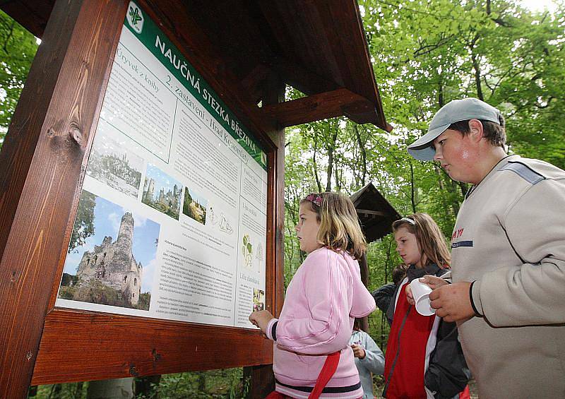 TURISTÉ V CHKO mají nyní nové “průvodce“. Cestu si mohou virtuálně projít předem na internetu. O prázdninách půjde podle mobilu například příměstský tábor DDM Rozmarýn.  