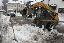 Roudnické městské služby uklízejí sníh.