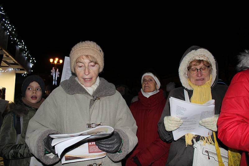 Přímo s Litoměřickým deníkem a sborem Modrásci na Mírovém náměstí v Litoměřicích koledy zpívalo odhadem dvě stě lidí.