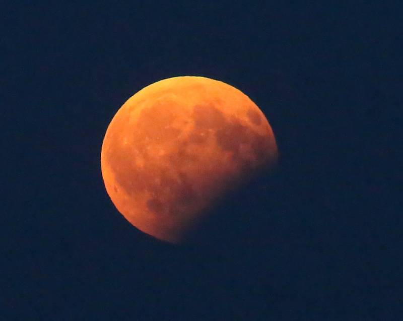 Částečné zatmění měsíce trvalo téměř hodinu, během které se dalo pořídit hodně zajimavých fotografií.