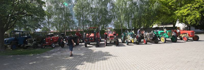 Veterán Car Club Velemín pořádal v sobotu dopoledne závod veteránů všech kategorií. Počasí sice moc nepřálo, ale i přesto dorazilo na start v areálu výstaviště Zahrady Čech několik desítek vozidel a motocyklů.