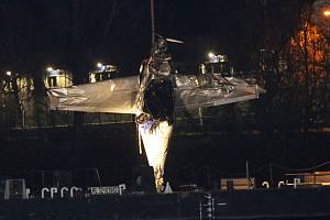 Jeřáb na plovoucím pontonu vytáhl havarované letadlo z Labe