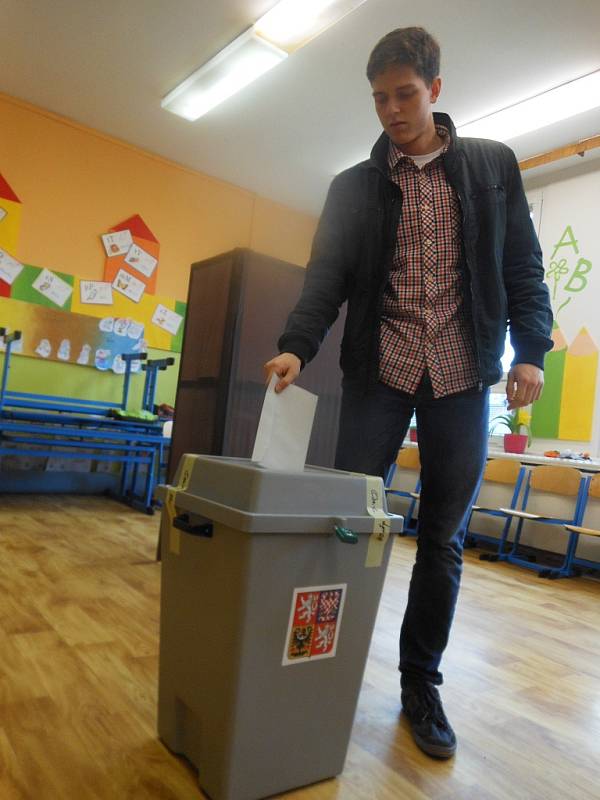 Osmnáctiletý Tomáš Vízner volil na 7. ZŠ Havlíčkova v Litoměřicích poprvé, ač se prý o politiku moc nezajímá. „Zkoušel jsem si volební kalkulačku. Podle toho a sympatičnost strany jsem se rozhodoval. Je proevropská,“ říká