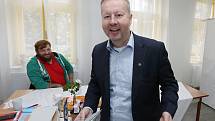 Ministr životního prostředí Richard Brabec odvolil v pátek v obci Malíč na Litoměřicku, kde bydlí