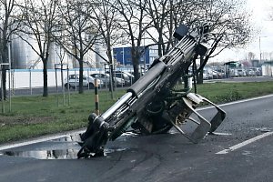 Nákladní vůz si urazil nakládací rameno o viadukt na okraji Lovosic