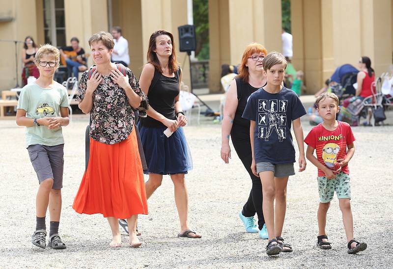 Tradiční makové slavnosti proběhly v sobotu v areálu ploskovického zámku. Dorazily stovky návštěvníku nejenom za makovými pochoutkami, ale i za relaxací v zámeckém parku.