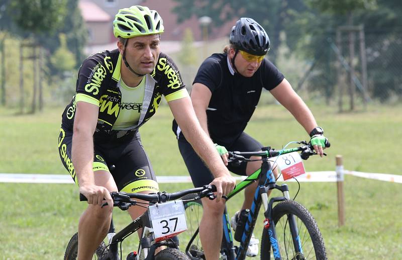 Start cyklistického závodu Okolo komína.