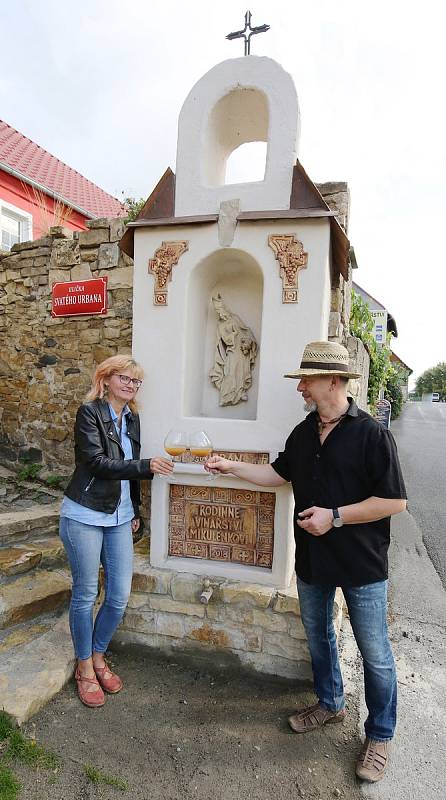 Místní vinař ve Velkých Žernosekách na Litoměřicku Dalibor Mikulenko si postavil u domu vlastní kapličku.