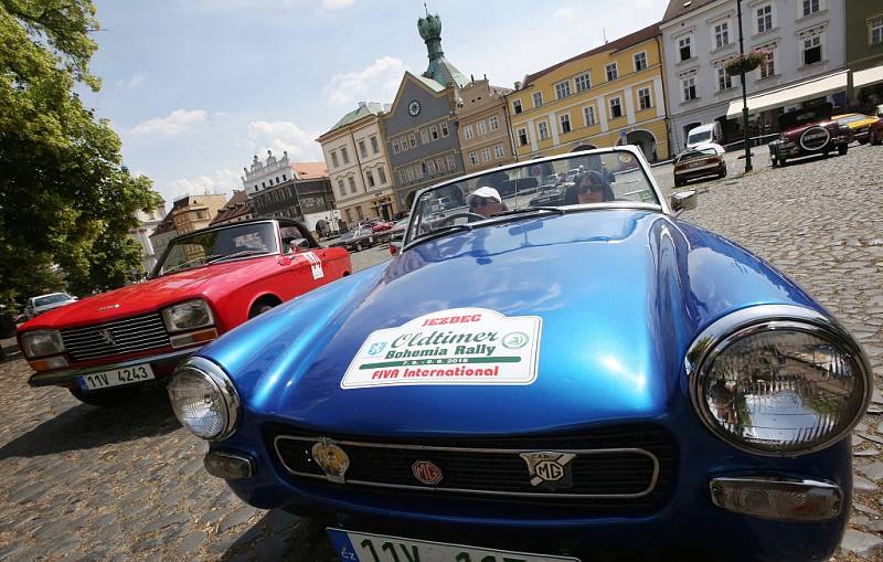 Severem Čech se prohnala historická vozidla v rámci závodu Oldtimer Bohemia rally. Jedna ze zastávek byla v Litoměřice.