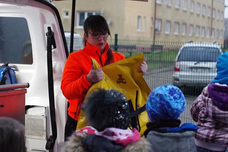 Děti z kroužku Fire Rescue si prohlédli vybavení sanitky