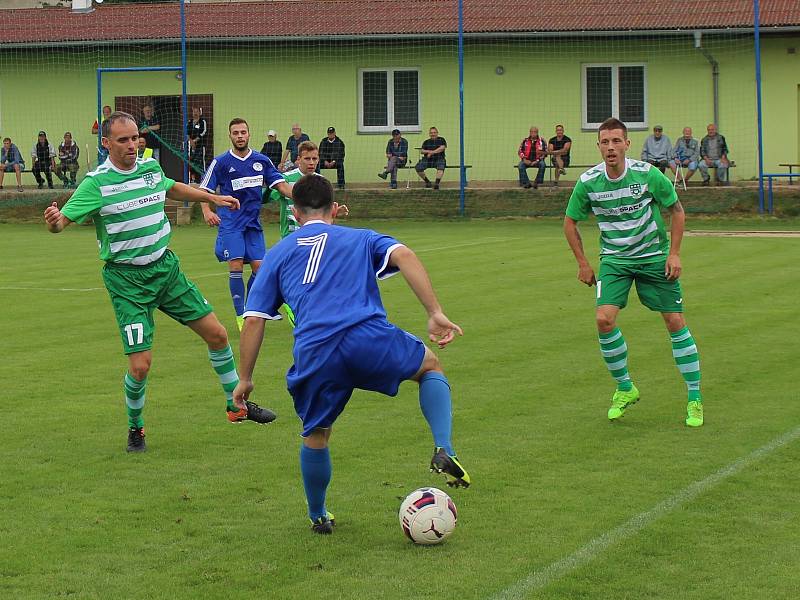 Divizní nováček (v modrém) porazil na domácím trávníku Nový Bor 2:0.