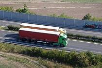 Předjíždění kamionů na dálnici často blokuje dopravu.