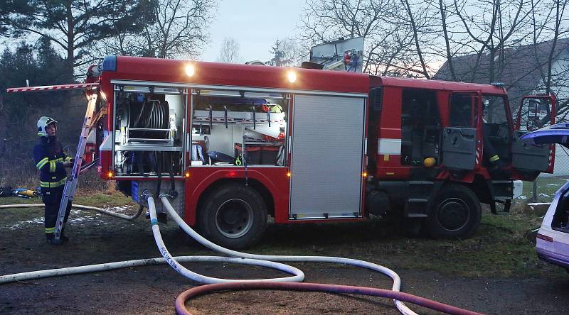 Požár zničil téměř celý dům. Kolem třetí hodiny v neděli odpoledne vyráželo osm hasičských jednotek do malé osady u obce Horní Chobolice na Litoměřicku na požár rodiného domu, kde už oheň pohltil téměř celou střechu a podkroví. Největší problém, ale měli 